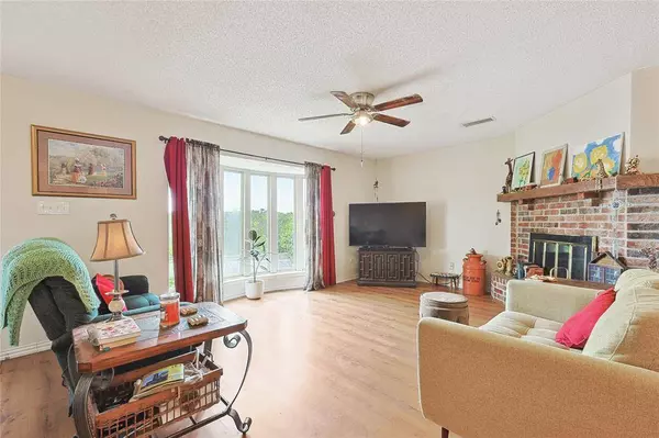 34 E Mountain Lane, Grand Prairie, TX 75052