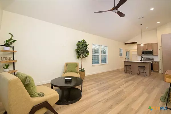 757 Collins AVE, Seguin, TX 78155