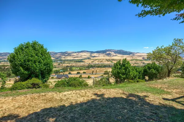 1320 Ashland Mine RD, Ashland, OR 97520