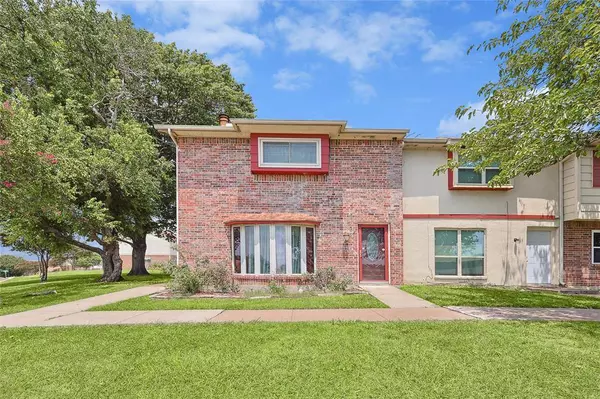 34 E Mountain Lane, Grand Prairie, TX 75052