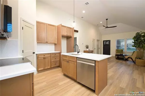 757 COLLINS AVE, Seguin, TX 78155-2566