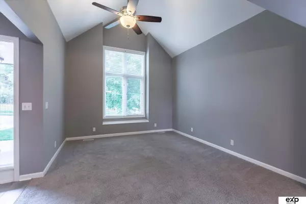 805 Auburn Lane, Papillion, NE 68046