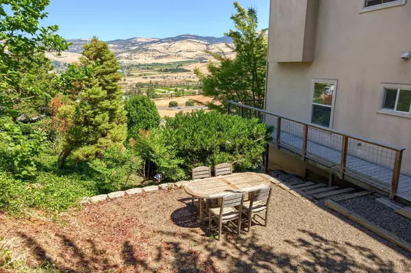 1320 Ashland Mine RD, Ashland, OR 97520