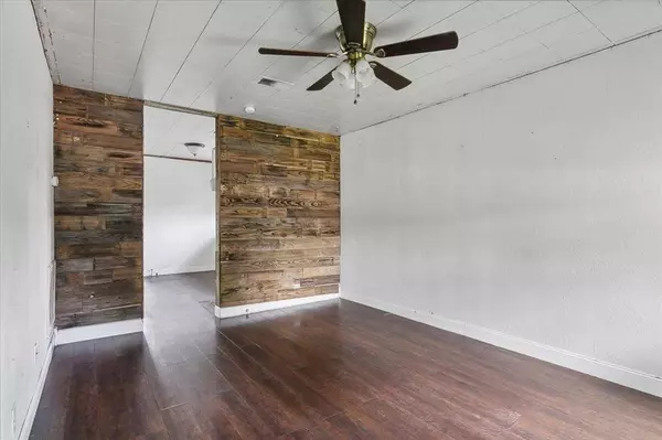 1112 Gary AVE, Nederland, TX 77627