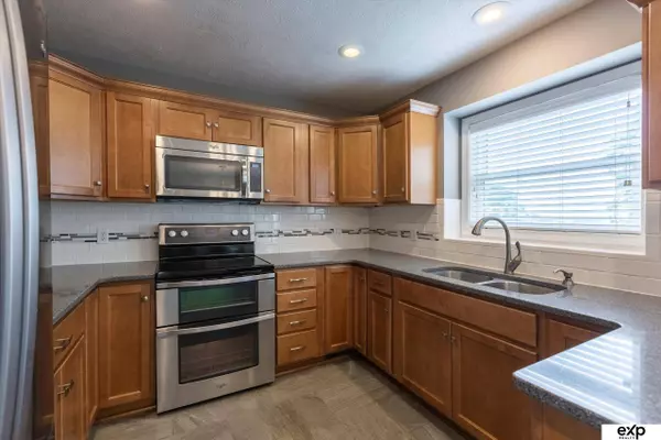 805 Auburn Lane, Papillion, NE 68046