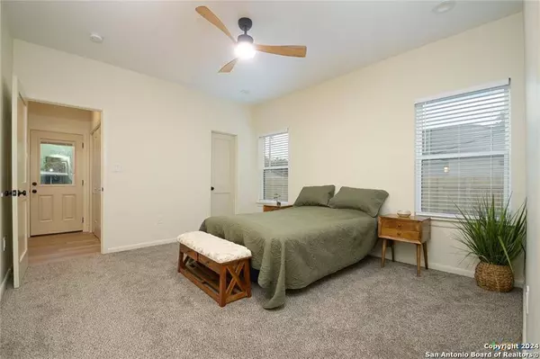 757 COLLINS AVE, Seguin, TX 78155-2566