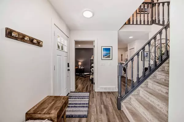 79 Woodborough CRES SW, Calgary, AB T2W 5A1