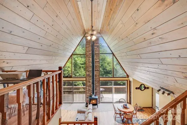 195 Huddleston LN, Clyde, NC 28721