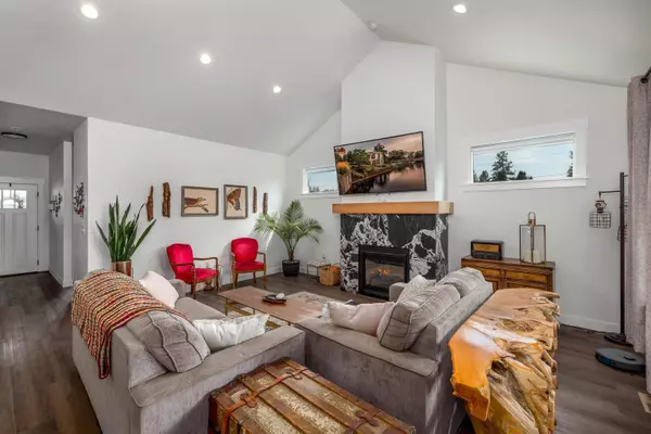 25505 N Sheridan Rd, Chattaroy, WA 99003