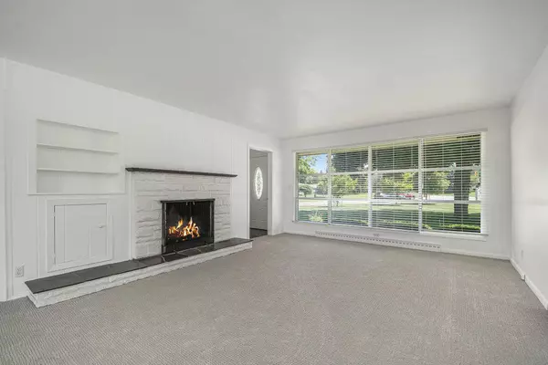 870 3 Mile NE Road, Grand Rapids, MI 49505