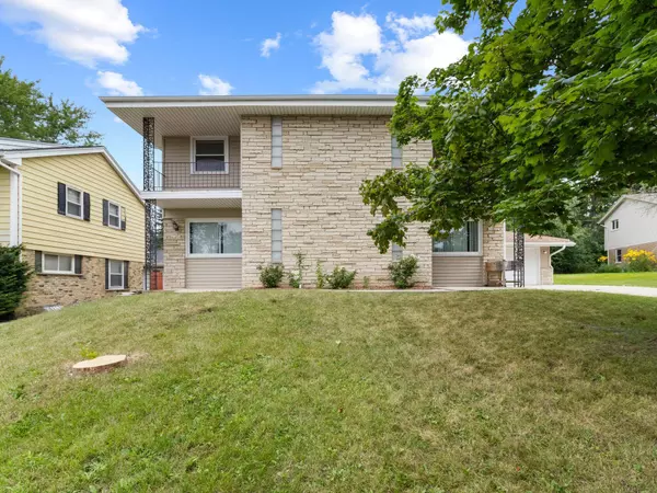 11050 W Maple Ln Unit 11052, Milwaukee, WI 53225