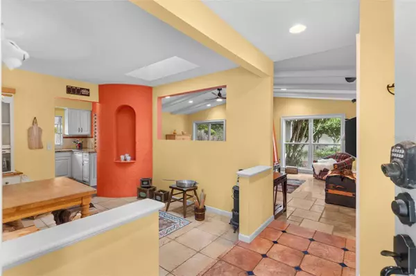 8008 FOUNTAIN AVE, Tampa, FL 33615