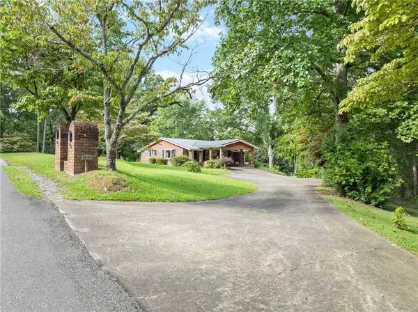 8140 Bennett LN, Gainesville, GA 30506