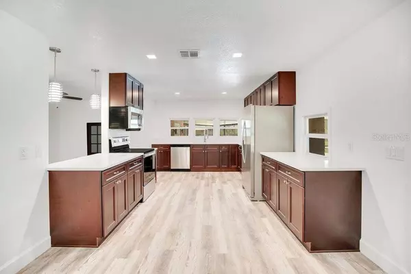 110 LAKE EDGE TRL, Interlachen, FL 32148