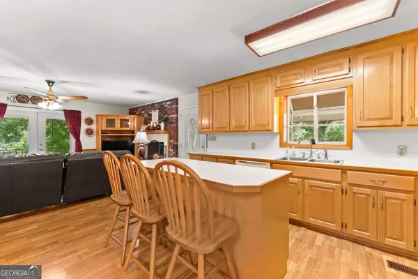 8140 Bennett LN, Gainesville, GA 30506