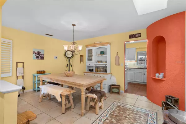 8008 FOUNTAIN AVE, Tampa, FL 33615