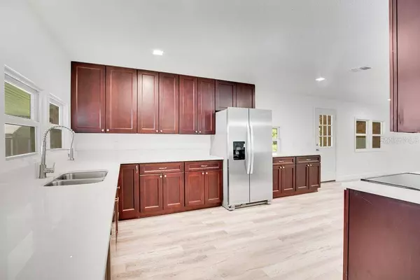 110 LAKE EDGE TRL, Interlachen, FL 32148