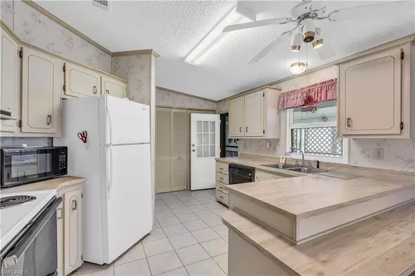 150 Seven Seas WAY #150, Naples, FL 34104