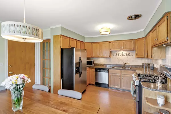 1N729 N Forest AVE, Glen Ellyn, IL 60137