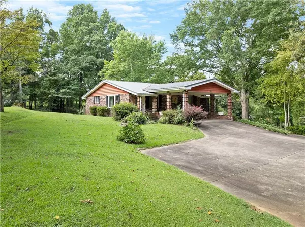 8140 Bennett LN, Gainesville, GA 30506