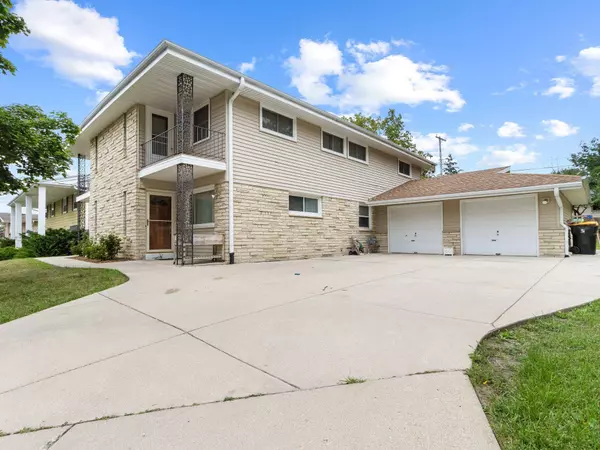 11050 W Maple Ln Unit 11052, Milwaukee, WI 53225