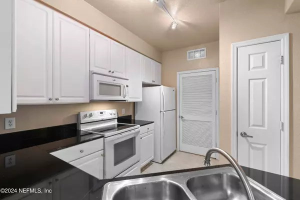 8539 GATE Pkwy W #1421, Jacksonville, FL 32216