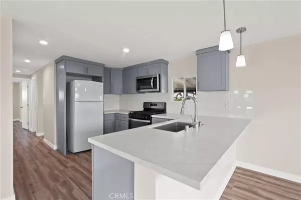 407 Sandstone DR, Santa Ana, CA 92704