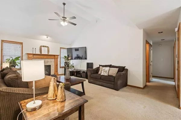 920 Jasara CIR, Baldwin City, KS 66006