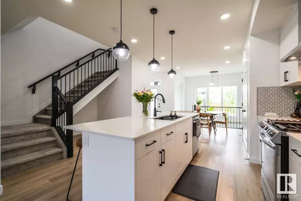 2939 COUGHLAN GR SW, Edmonton, AB T6W 3X6