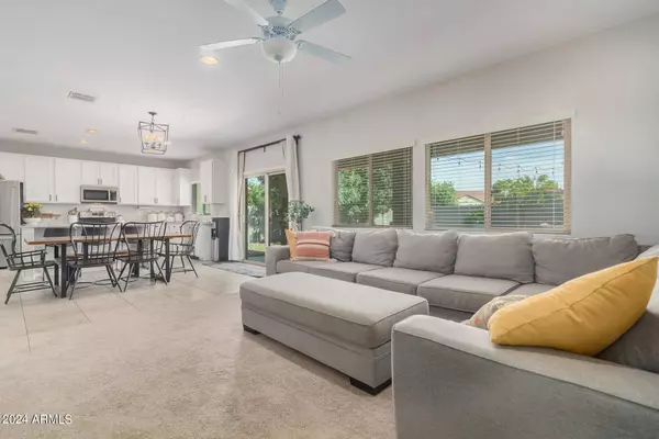 921 W WHISTLING THORN Avenue, San Tan Valley, AZ 85140