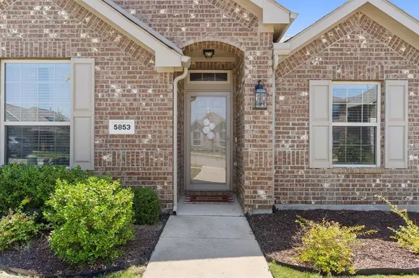 5853 Wake Robin Drive, Fort Worth, TX 76123