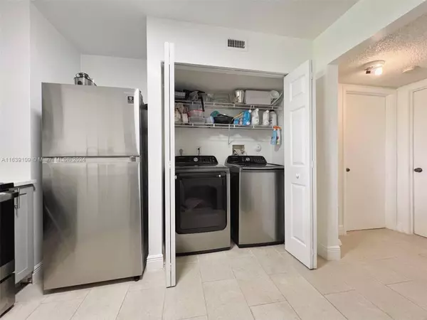 3461 NW 44th St #106, Oakland Park, FL 33309