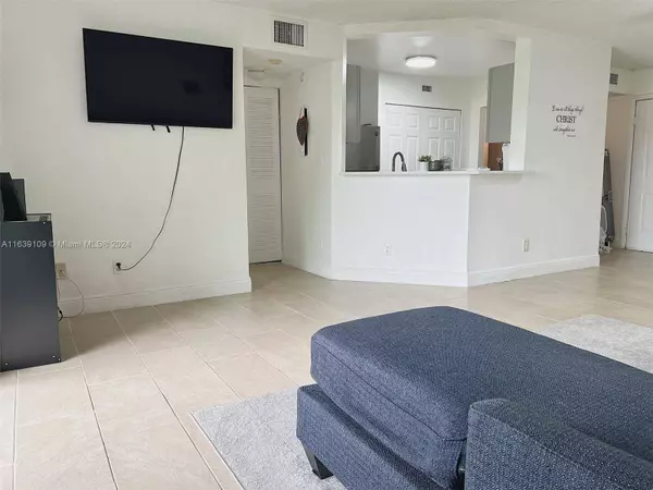 3461 NW 44th St #106, Oakland Park, FL 33309