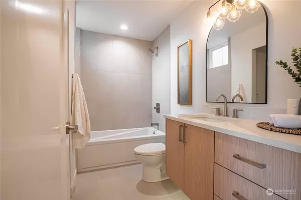 3834 Winslow PL N #B, Seattle, WA 98103