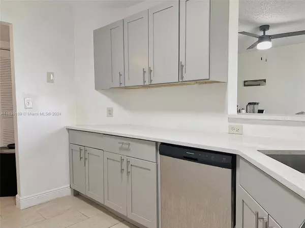 3461 NW 44th St #106, Oakland Park, FL 33309