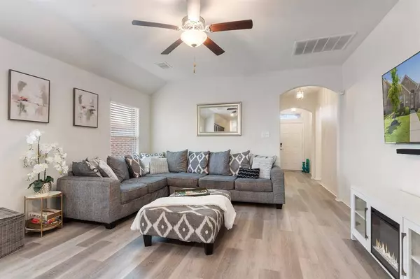 5853 Wake Robin Drive, Fort Worth, TX 76123