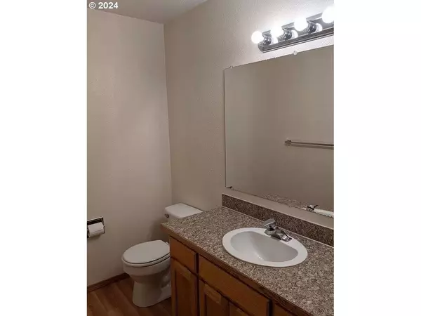 537 NICHOLAS DR, Springfield, OR 97477