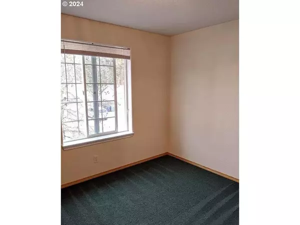 537 NICHOLAS DR, Springfield, OR 97477