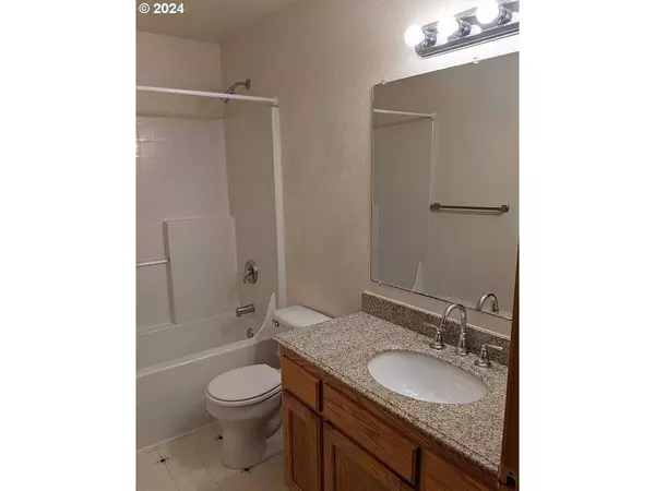 537 NICHOLAS DR, Springfield, OR 97477