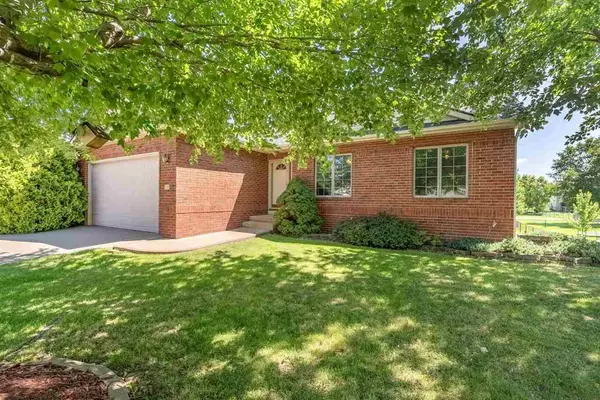 30 Coyote Ct, North Liberty, IA 52317