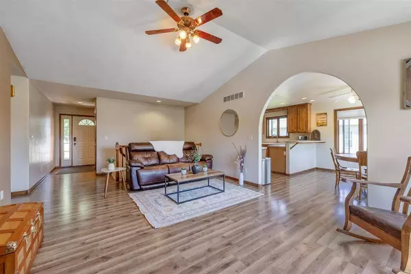 30 Coyote Ct, North Liberty, IA 52317