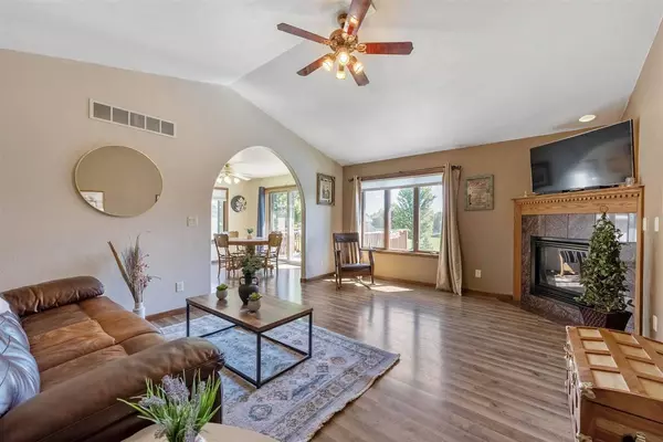 30 Coyote Ct, North Liberty, IA 52317