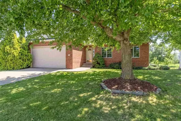 30 Coyote Ct, North Liberty, IA 52317