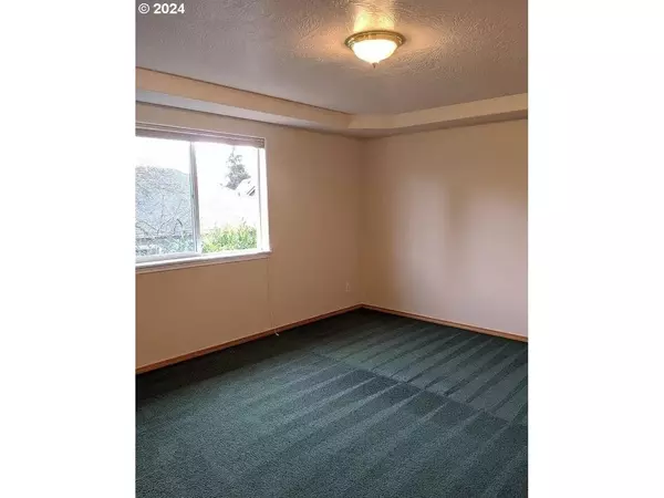 537 NICHOLAS DR, Springfield, OR 97477