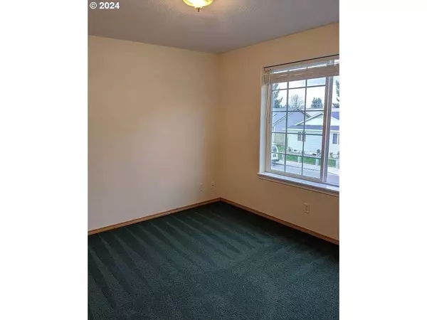 537 NICHOLAS DR, Springfield, OR 97477