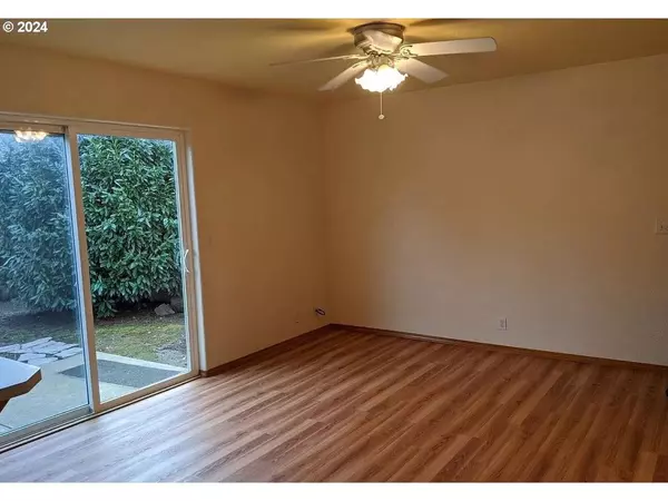 537 NICHOLAS DR, Springfield, OR 97477