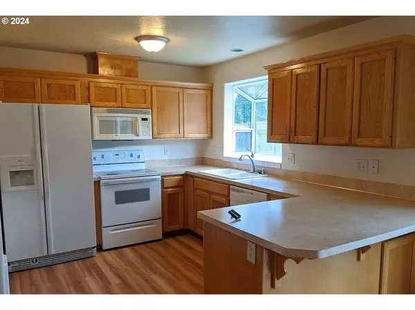 537 NICHOLAS DR, Springfield, OR 97477