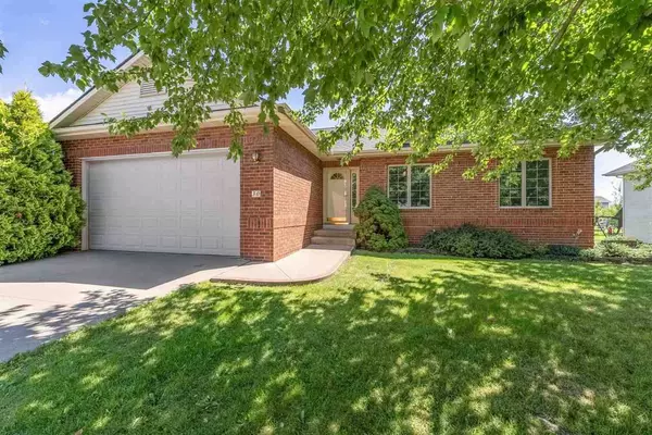 30 Coyote Ct, North Liberty, IA 52317