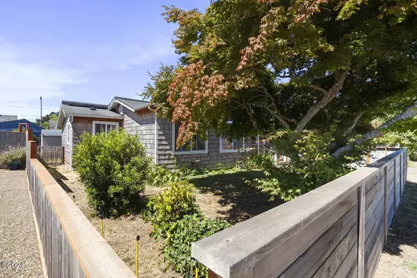 6521 SW Harbor AVE, Lincoln City, OR 97367