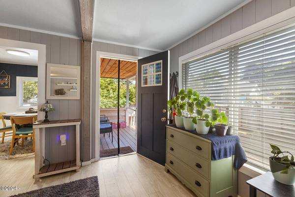 6521 SW Harbor AVE, Lincoln City, OR 97367